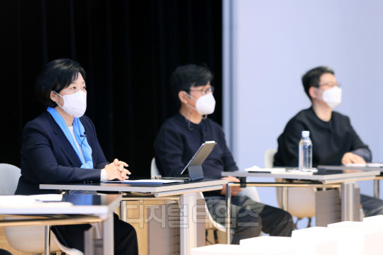 한성숙(맨 왼쪽)네이버 대표와 관계자들이 2일 오전 온라인으로 열린 네이버 밋업 행사에 참여하고 있다. 네이버 제공